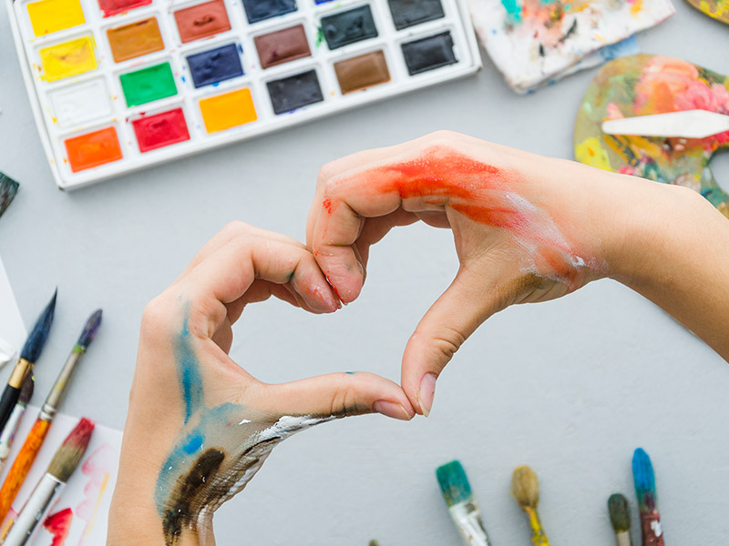 Integracyjne zajęcia plastyczne – jak arteterapia wspiera rozwój dziecka?